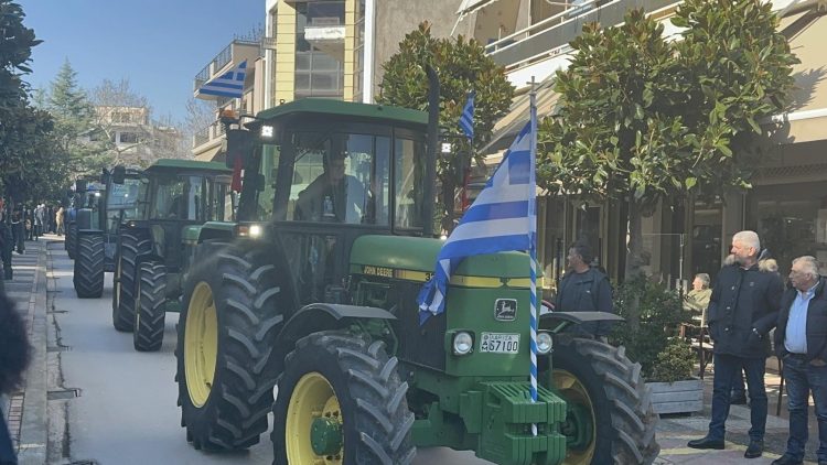 Αγροτικό συλλαλητήριο στα Φάρσαλα – Δεκάδες τρακτέρ στο κέντρο της πόλης (ΕΙΚΟΝΕΣ)