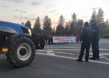 Γυρτώνη: Απέκλεισαν με τρακτέρ την ΠΑΘΕ στο ύψος του αγροτικού μπλόκου (ΕΙΚΟΝΕΣ)