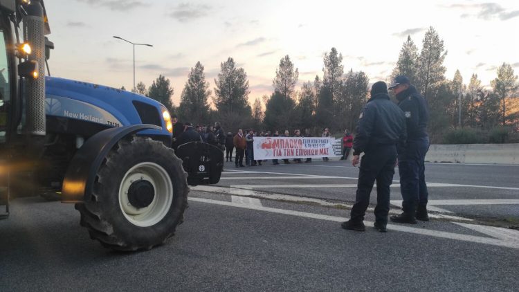 Γυρτώνη: Απέκλεισαν με τρακτέρ την ΠΑΘΕ στο ύψος του αγροτικού μπλόκου (ΕΙΚΟΝΕΣ)