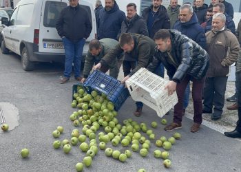 Οργισμένοι οι μηλοπαραγωγοί της Αγιάς – Πέταξαν μήλα έξω από τον ΕΛΓΑ στη Λάρισα (ΕΙΚΟΝΕΣ)