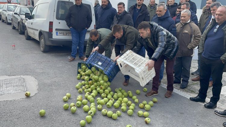 Οργισμένοι οι μηλοπαραγωγοί της Αγιάς – Πέταξαν μήλα έξω από τον ΕΛΓΑ στη Λάρισα (ΕΙΚΟΝΕΣ)