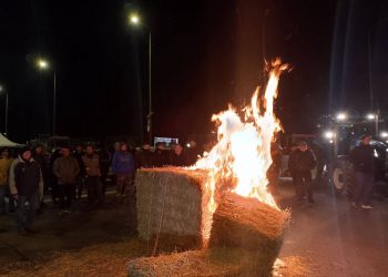 Λάρισα: Απέκλεισαν συμβολικά την ΠΑΘΕ στο μπλόκο της Γυρτώνης οι αγρότες – Άναψαν φωτιές με άχυρα (ΕΙΚΟΝΕΣ)