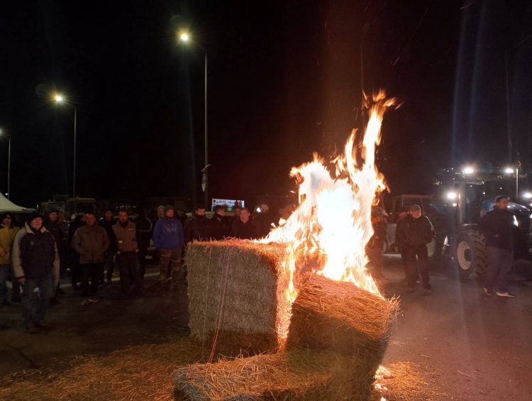 Λάρισα: Απέκλεισαν συμβολικά την ΠΑΘΕ στο μπλόκο της Γυρτώνης οι αγρότες – Άναψαν φωτιές με άχυρα (ΕΙΚΟΝΕΣ)