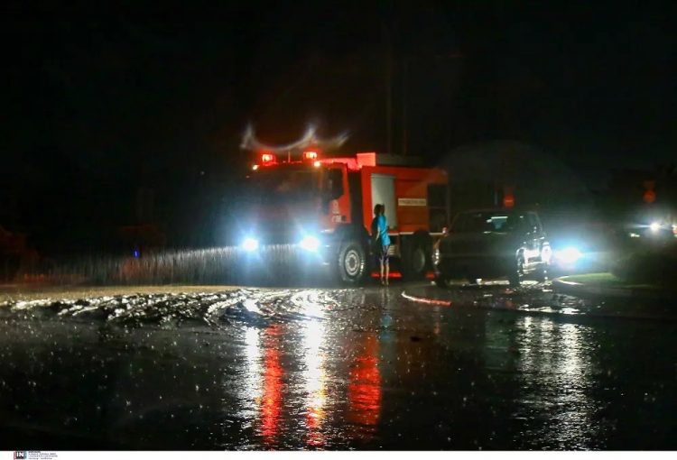 Λάρισα: Μεγάλη επιχείρηση από αστυνομία και πυροσβεστική για 3 άτομα που χάθηκαν με το αυτοκίνητο