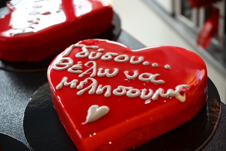 Ερωτοχτυπημένος Λαρισαίος αγόρασε 3.000 τριαντάφυλλα για την ερωμένη του και… ένα για τη γυναίκα του – Η τούρτα με το κέρατο και ο 7χρονος Καζανόβας (ΕΙΚΟΝΕΣ)