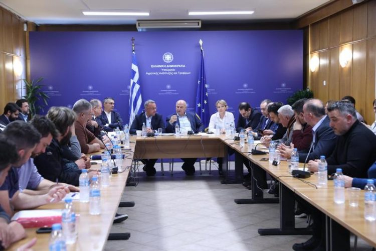 Όλα τα μέτρα στήριξης της αγροτικής παραγωγής – Πολύωρη συνάντηση κυβερνητικού κλιμακίου και αγροτών