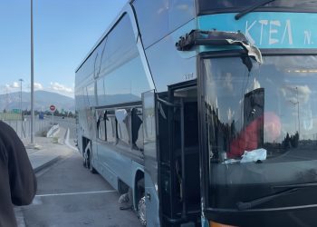 Τροχαίο ατύχημα και μεγάλη τρομάρα για επιβάτες λεωφορείου του ΚΤΕΛ Λάρισας – Έσκασε λάστιχο και προσέκρουσε στις μπάρες (ΕΙΚΟΝΑ – ΒΙΝΤΕΟ)