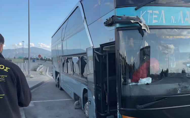 Τροχαίο ατύχημα και μεγάλη τρομάρα για επιβάτες λεωφορείου του ΚΤΕΛ Λάρισας – Έσκασε λάστιχο και προσέκρουσε στις μπάρες (ΕΙΚΟΝΑ – ΒΙΝΤΕΟ)