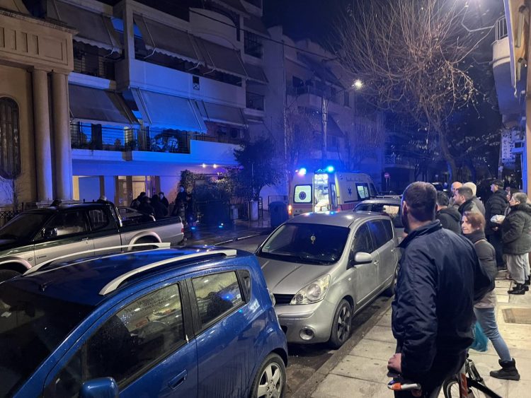 Τραγωδία στη Λάρισα: Νεκρή γυναίκα μετά από πτώση από 5ο όροφο πολυκατοικίας – Αναζητείται ένας άνδρας (ΕΙΚΟΝΕΣ)