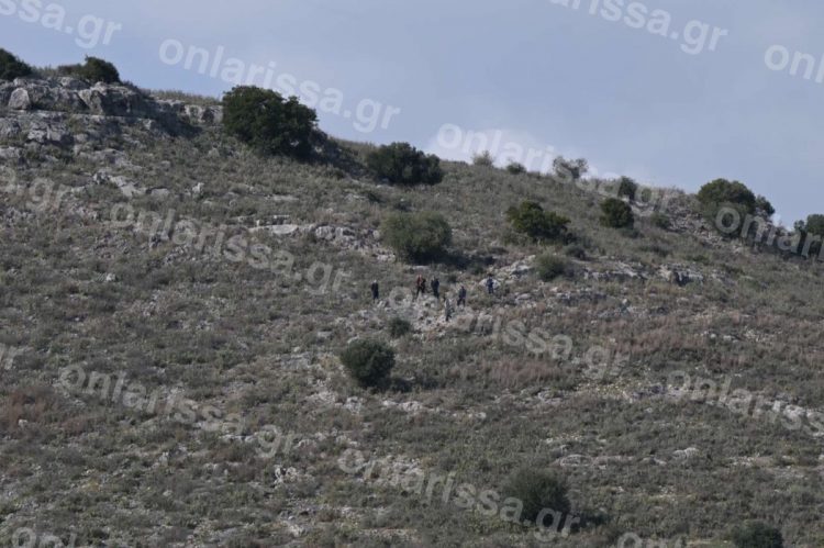 Εντοπισμός πτώματος έξω από τη Λάρισα – Σοκάρει κτηνοτρόφος της περιοχής: «Επί πέντε ημέρες τα σκυλιά γαυγίζαν στο βουνό» (ΕΙΚΟΝΕΣ – ΒΙΝΤΕΟ)