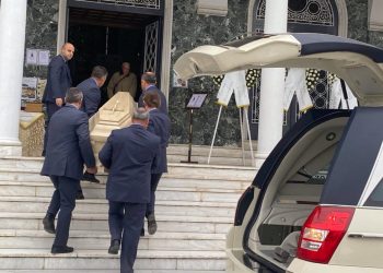 Η Λάρισα «αποχαιρετά» τον Βασίλη Καλογήρου: Σε κλίμα οδύνης η κηδεία του – Τραγική φιγούρα η μάνα του 39χρονου (ΕΙΚΟΝΕΣ – ΒΙΝΤΕΟ)