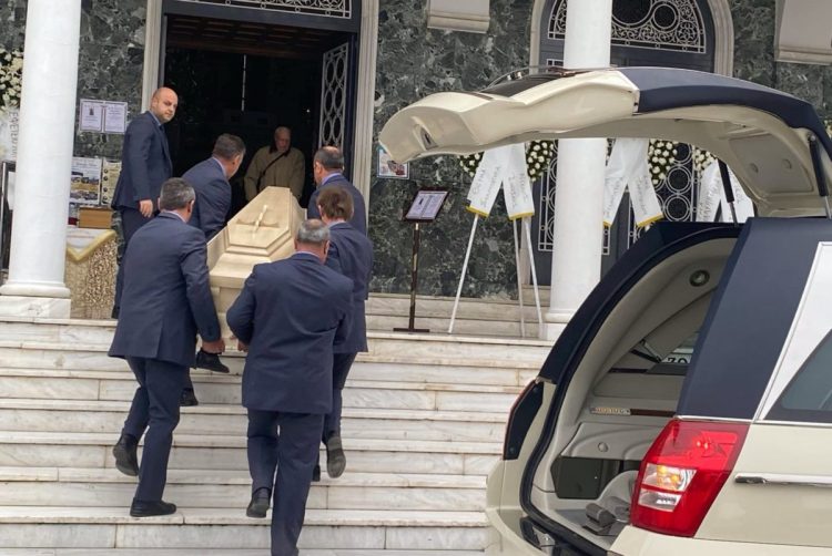 Η Λάρισα «αποχαιρετά» τον Βασίλη Καλογήρου: Σε κλίμα οδύνης η κηδεία του – Τραγική φιγούρα η μάνα του 39χρονου (ΕΙΚΟΝΕΣ – ΒΙΝΤΕΟ)