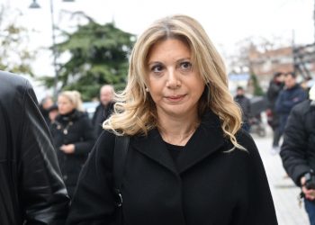 Στην κηδεία του Καλογήρου η Καρυστιανού: «Έπρεπε να βρίσκομαι εδώ για να χαιρετήσω κι εγώ τον Βασίλη – Έχουν περάσει διάφορες σκέψεις απ’ το μυαλό μου» (ΕΙΚΟΝΕΣ – ΒΙΝΤΕΟ)