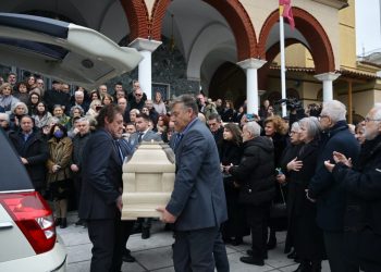 Λάρισα: «Ράγισαν» και οι πέτρες στην κηδεία του Καλογήρου – Συγκίνησαν τα λόγια του θείου του: «Σου έκοψαν βάρβαρα το νήμα της ζωής χέρια που τα διέταξαν» (ΕΙΚΟΝΕΣ – ΒΙΝΤΕΟ)