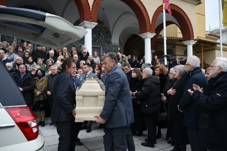 Λάρισα: «Ράγισαν» και οι πέτρες στην κηδεία του Καλογήρου – Συγκίνησαν τα λόγια του θείου του: «Σου έκοψαν βάρβαρα το νήμα της ζωής χέρια που τα διέταξαν» (ΕΙΚΟΝΕΣ – ΒΙΝΤΕΟ)
