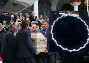 Λάρισα: Στεφάνι γάμου ζήτησε η μητέρα του Βασίλη Καλογήρου να τον συνοδέψει στην τελευταία του κατοικία – Τα στεφάνια και η δωρεά στο συσσίτιο