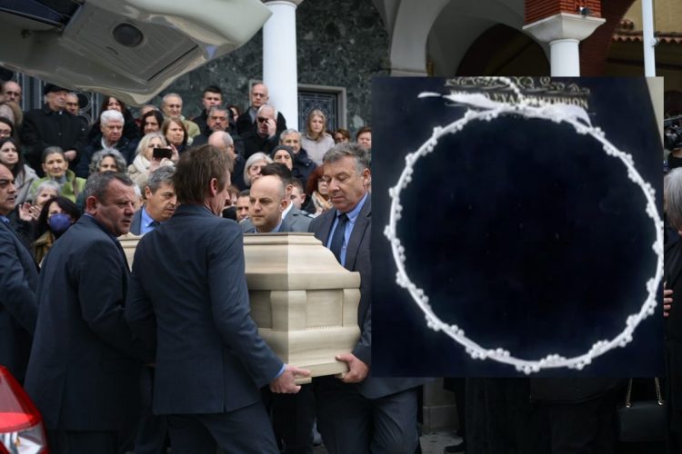 Λάρισα: Στεφάνι γάμου ζήτησε η μητέρα του Βασίλη Καλογήρου να τον συνοδέψει στην τελευταία του κατοικία – Τα στεφάνια και η δωρεά στο συσσίτιο