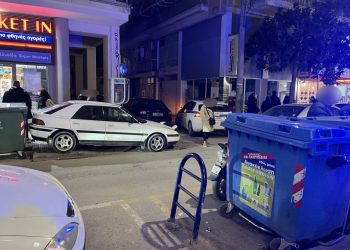 Λάρισα: Νεαρός κατέρρευσε σε είσοδο πολυκατοικίας – Συναγερμός τέθηκε σε αστυνομία και ΕΚΑΒ (ΕΙΚΟΝΕΣ)