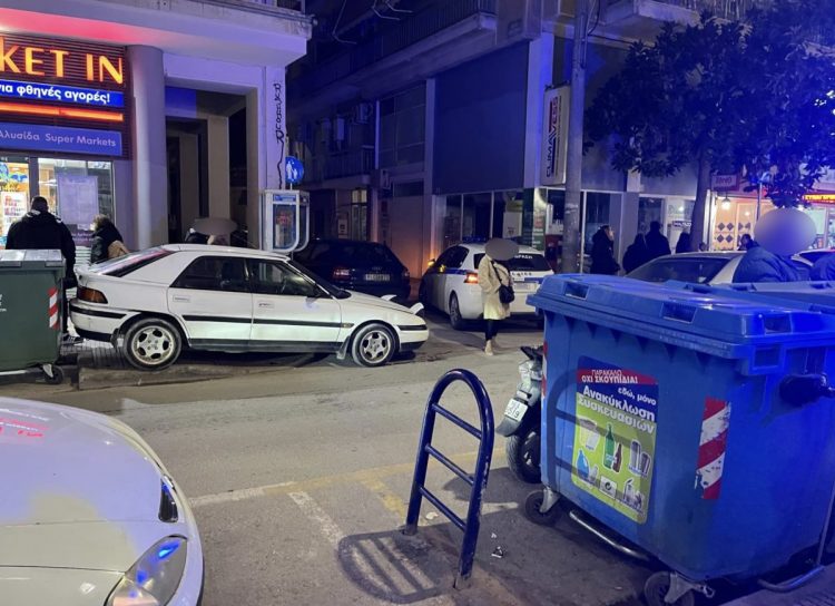 Λάρισα: Νεαρός κατέρρευσε σε είσοδο πολυκατοικίας – Συναγερμός τέθηκε σε αστυνομία και ΕΚΑΒ (ΕΙΚΟΝΕΣ)