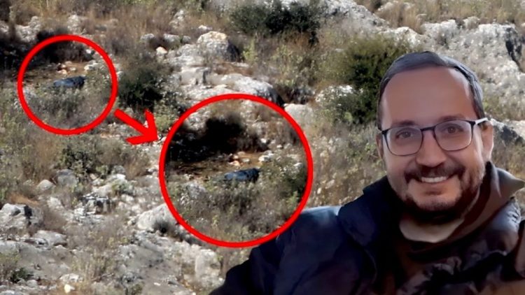 Ποιον φωτογραφίζει ως «κακόψυχο αφεντικό» η μητέρα του Βασίλη Καλογήρου – Οι αναφορές σε μαφιόζο, το μήνυμα και το σηκωμένο μπατζάκι