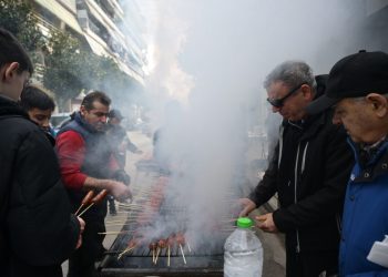 Πήραν φωτιά ήδη οι ψησταριές στη Λάρισα – Μια τσίκνα και φαγοπότι όλη η πόλη (ΕΙΚΟΝΕΣ)