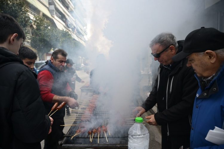 Πήραν φωτιά ήδη οι ψησταριές στη Λάρισα – Μια τσίκνα και φαγοπότι όλη η πόλη (ΕΙΚΟΝΕΣ)