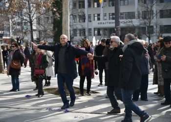 Λάρισα: Ένα μεγάλο πανηγύρι στήθηκε στην Κεντρική πλατεία – Τσικνίζουν οι Λαρισαίοι με ψητά, κρασί και χάλκινα (ΕΙΚΟΝΕΣ – ΒΙΝΤΕΟ)