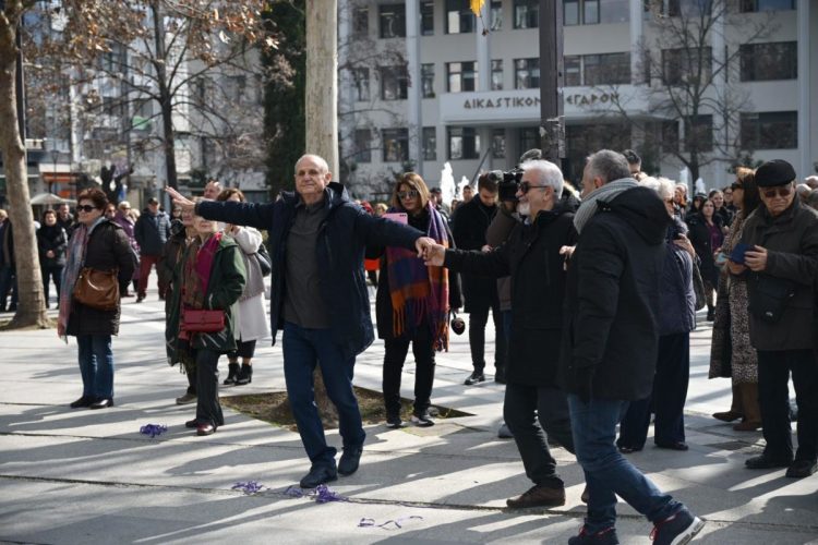 Λάρισα: Ένα μεγάλο πανηγύρι στήθηκε στην Κεντρική πλατεία – Τσικνίζουν οι Λαρισαίοι με ψητά, κρασί και χάλκινα (ΕΙΚΟΝΕΣ – ΒΙΝΤΕΟ)