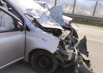 Τροχαίο στον κόμβο Τυρνάβου – Δύο τραυματίες στο νοσοκομείο (ΕΙΚΟΝΕΣ)