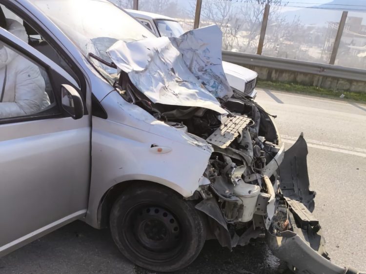 Τροχαίο στον κόμβο Τυρνάβου – Δύο τραυματίες στο νοσοκομείο (ΕΙΚΟΝΕΣ)