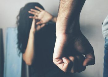 Μαθητής Λυκείου που μένει στη Λάρισα επιτέθηκε στη γιαγιά και τη μητέρα του για μια ξυλόσομπα