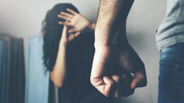 Μαθητής Λυκείου που μένει στη Λάρισα επιτέθηκε στη γιαγιά και τη μητέρα του για μια ξυλόσομπα