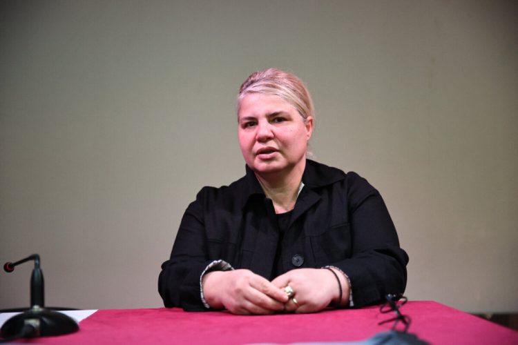 Συγκλονίζει η Άλμα Λάτα: Δεν μπορώ να πιστέψω ότι η καρέκλα είναι άδεια – Τα ξέρουμε όλα – Στα δικαστήρια θα ακουστούν πολλές αλήθειες (ΒΙΝΤΕΟ)