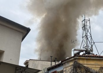 Συναγερμός στο Φρούριο της Λάρισας για φωτιά σε κατάστημα εστίασης – Πυκνοί καπνοί κάλυψαν τον ουρανό, φόβοι για φιάλες υγραερίου (ΕΙΚΟΝΕΣ – ΒΙΝΤΕΟ)