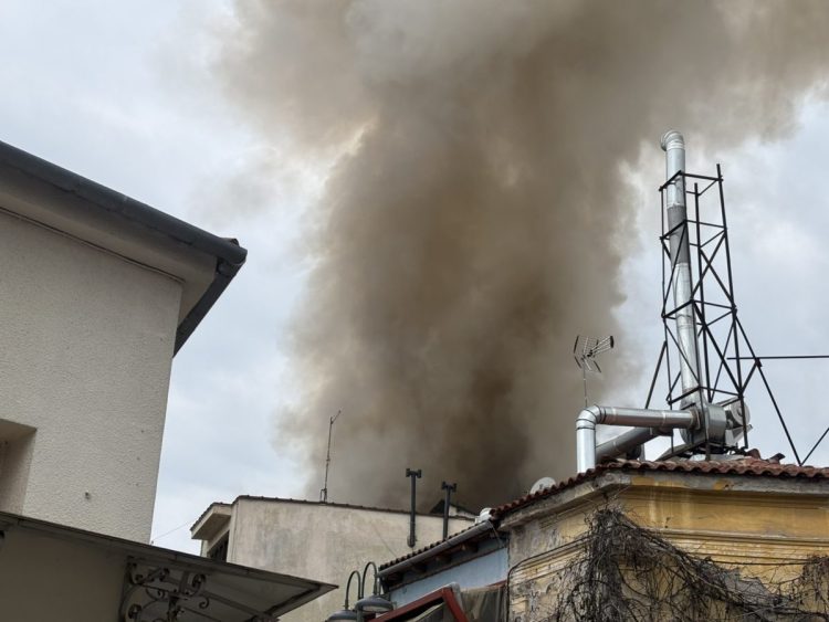 Συναγερμός στο Φρούριο της Λάρισας για φωτιά σε κατάστημα εστίασης – Πυκνοί καπνοί κάλυψαν τον ουρανό, φόβοι για φιάλες υγραερίου (ΕΙΚΟΝΕΣ – ΒΙΝΤΕΟ)