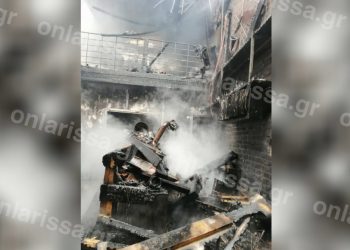 Εικόνες σοκ από το κατάστημα στο λόφο του Φρουρίου στη Λάρισα: Καταστράφηκε ολοσχερώς – Από πού ξεκίνησε η φωτιά