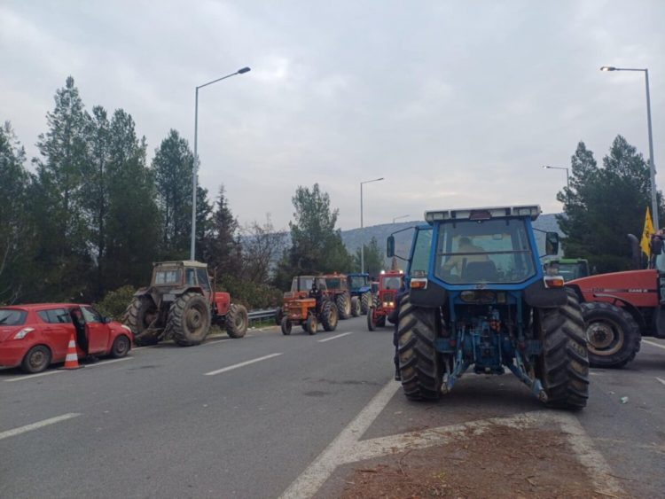 Αγρότες: Αποχώρησαν τα τρακτέρ από τον κόμβο Γυρτώνης – «Ο αγώνας συνεχίζεται…» (ΕΙΚΟΝΕΣ)