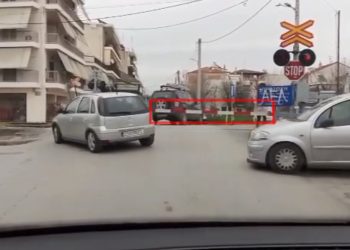 Δύο χρόνια μετά την τραγωδία των Τεμπών και στη Λάρισα ακόμη… «μπάχαλο» με τις μπάρες στις διαβάσεις! – Δείτε βίντεο