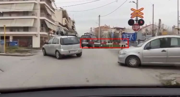 Δύο χρόνια μετά την τραγωδία των Τεμπών και στη Λάρισα ακόμη… «μπάχαλο» με τις μπάρες στις διαβάσεις! – Δείτε βίντεο