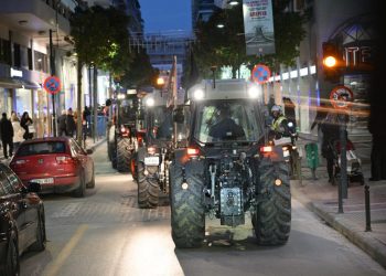 Κατέβασαν τρακτέρ στο κέντρο της Λάρισας οι αγρότες – Διαμαρτυρήθηκαν στο γραφείο του υφυπουργού Χρ. Κέλλα (ΕΙΚΟΝΕΣ – ΒΙΝΤΕΟ)
