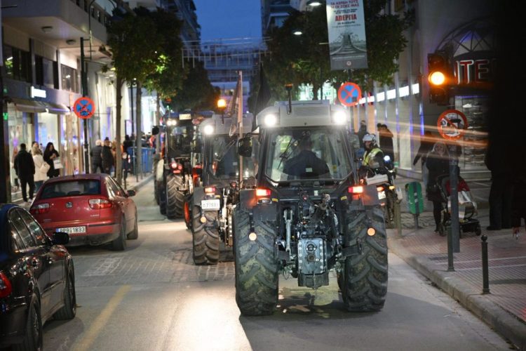 Κατέβασαν τρακτέρ στο κέντρο της Λάρισας οι αγρότες – Διαμαρτυρήθηκαν στο γραφείο του υφυπουργού Χρ. Κέλλα (ΕΙΚΟΝΕΣ – ΒΙΝΤΕΟ)