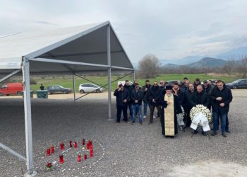 Λάρισα: Τρισάγιο στο σημείο της τραγωδίας των Τεμπών από τους μηχανοδηγούς: «Καθημερινά περνάμε με το τρένο, δεν μπορούμε να ξεχάσουμε» (ΕΙΚΟΝΕΣ – ΒΙΝΤΕΟ)