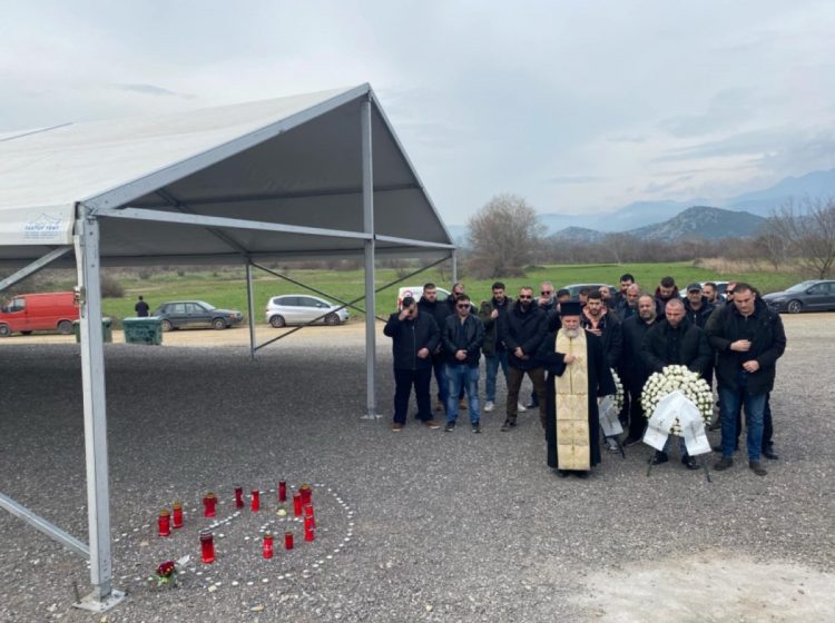 Λάρισα: Τρισάγιο στο σημείο της τραγωδίας των Τεμπών από τους μηχανοδηγούς: «Καθημερινά περνάμε με το τρένο, δεν μπορούμε να ξεχάσουμε» (ΕΙΚΟΝΕΣ – ΒΙΝΤΕΟ)