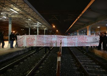 Λάρισα: Κατάληψη στις σιδηροδρομικές γραμμές από φοιτητές για τα Τέμπη – «57 ψυχές έφυγαν εξαιτίας πολιτικών που υποβαθμίζουν τις ζωές μας» (ΕΙΚΟΝΕΣ – ΒΙΝΤΕΟ)