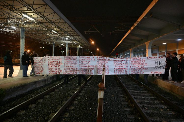 Λάρισα: Κατάληψη στις σιδηροδρομικές γραμμές από φοιτητές για τα Τέμπη – «57 ψυχές έφυγαν εξαιτίας πολιτικών που υποβαθμίζουν τις ζωές μας» (ΕΙΚΟΝΕΣ – ΒΙΝΤΕΟ)