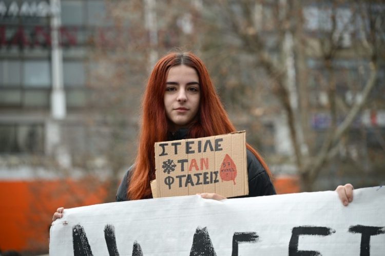 Συρρέουν οι Λαρισαίοι στην Κεντρική πλατεία για την μεγάλη συγκέντρωση για την τραγωδία των Τεμπών – Δείτε φωτογραφίες