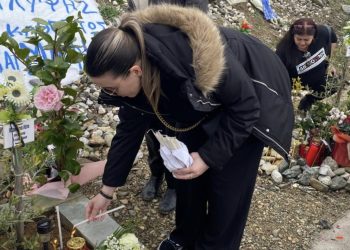 Σπαραγμός στο σημείο «μηδέν»: Οι συγγενείς των θυμάτων στον τόπο της τραγωδίας για το τρισάγιο των 2 χρόνων από το σιδηροδρομικό δυστύχημα (ΕΙΚΟΝΕΣ – ΒΙΝΤΕΟ)