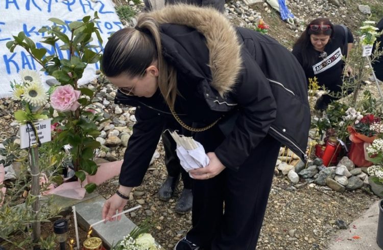 Σπαραγμός στο σημείο «μηδέν»: Οι συγγενείς των θυμάτων στον τόπο της τραγωδίας για το τρισάγιο των 2 χρόνων από το σιδηροδρομικό δυστύχημα (ΕΙΚΟΝΕΣ – ΒΙΝΤΕΟ)