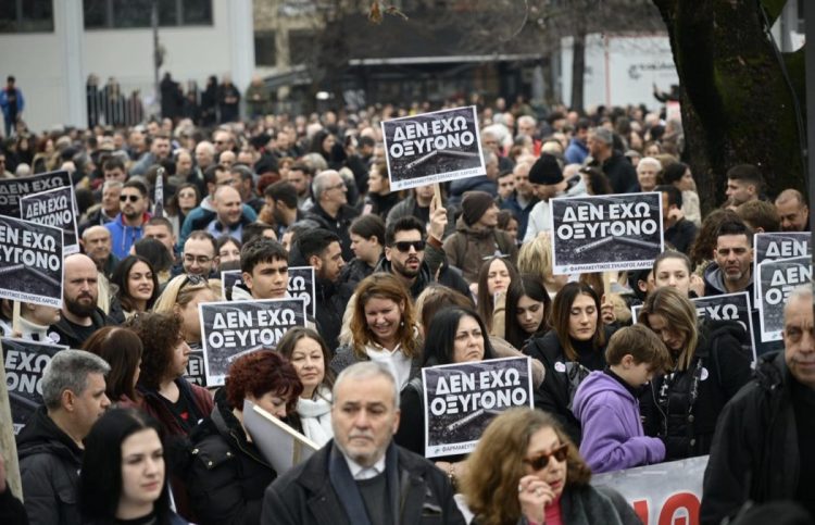 Το αδιαχώρητο στο κέντρο της Λάρισας στην διαμαρτυρία για τα Τέμπη – Ανθρώπινο ποτάμι από την πλατεία Λαού μέχρι την πλατεία Εβραίων (ΕΙΚΟΝΕΣ)