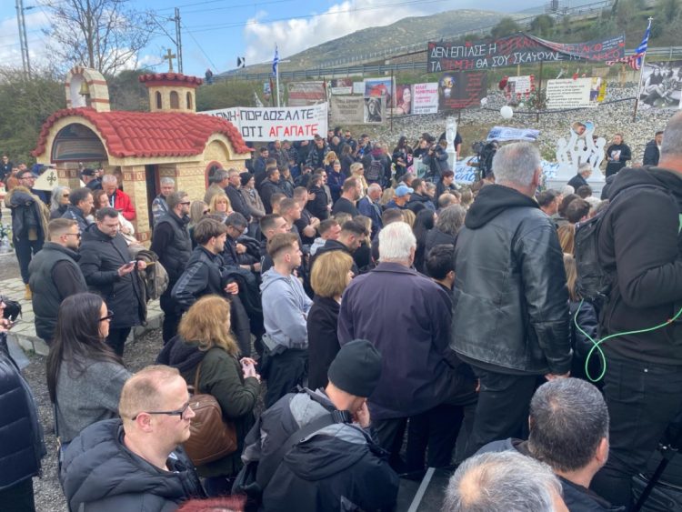 Τέμπη – “Σημείο μηδέν”: “Ρίγη” από τις ομιλίες Ιερώνυμου, Πλακιά και άλλων χαροκαμένων γονέων (ΒΙΝΤΕΟ)